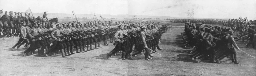 Ryska trupper paraderar under Frankrikes president Raymond Poincares besök i Ryssland den 22 juli 1914.