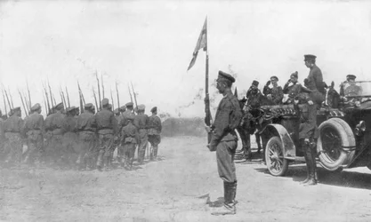 Ryska trupper paraderar framför Alexander Kerenskij, första världskriget, juli 1917