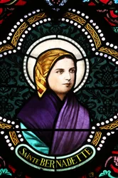 Heliga hjärtats kyrka. Fönster i målat glas. Ste Bernadette Soubirous är känd för Mariauppenbarelserna, 20160604, Moulins, Frankrike