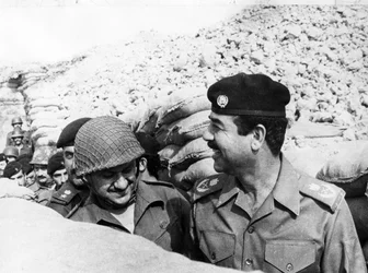 Saddam Hussein inspekterar Basrafronten, Irak, 1986