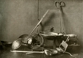 Sadiron, tång, skummare, gaffel, underlägg och hackfat av koppar, c1700-talet, 1937.