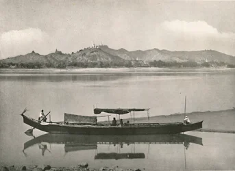 Sagaing, på Irrawaddy - varje kulle krönt med en pagod, 1900.