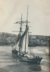 Sailing Into Newlyn Harbour, Isabella, en tvåmastad skonare av Lancashire-typ, 1937
