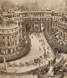 Sailors Line the Route på Trafalgar Square, 12 maj 1937