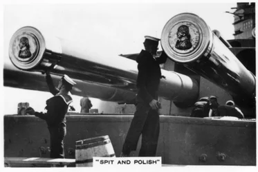 Sjömän som polerar 16-tums kanonerna från HMS Nelson, 1937