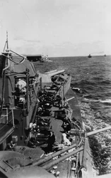 Sjömän som sover på övre däck av det brittiska slagskeppet HMS Malaya, c1940-c1941