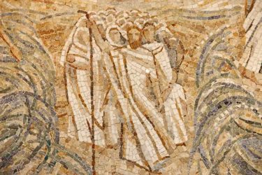Saint-Maurice klosterbasilika, mosaik av Madeleine DienerMoses och hebréerna korsar Röda havet, Saint-Maurice, Suisse