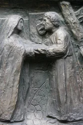 Saint-Pierre de Montmartre kyrka: Notre Dame dörrskulptur: Jesus möter sin mor på Via Dolorosa, Paris, Frankrike