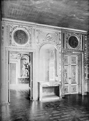 Salong, med öppen dörr till matsalen - H¶tel Lauzun, 1903