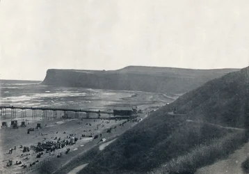 Saltburn - Utsikt över klipporna, stranden och piren, 1895