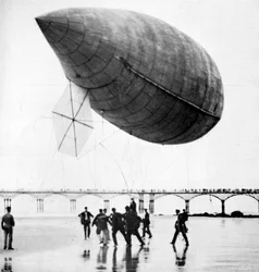 Santos-Dumonts luftskepp avgår från Trouville, Frankrike, 1905