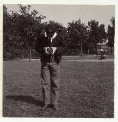 Skolpojke som fotograferar, c 1905