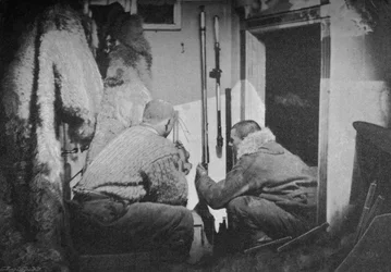 Scott-Hansen och Johansen inspekterar barometrarna, 1893-1896, 1897