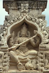 Skulptur av hinduiska gudinnan Saraswati, Belur, idag