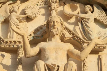 Skulptur av Kristus sittande på en tron. Den sista domen. Tympanum i den västra centralportalen. Stefansdomen. Närbild.