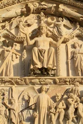 Skulptur av Kristus sittande på en tron. Den sista domen. Tympanum i den västra centralportalen. Stefansdomen.