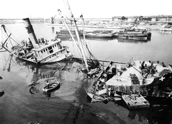 Skuggat skepp i Marseilles hamn, Frankrike, c1945-1949