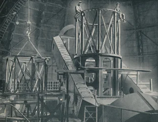 Sektion för sektion monterar Hookers-cylinderns enorma stålram, c1935