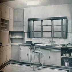 Sektion av ett litet kök, designat av Mrs Darcy Braddell, 1935.