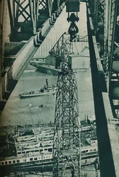 Sett från en kran ser floden Clyde ut som en lång, smal brygga, 1937
