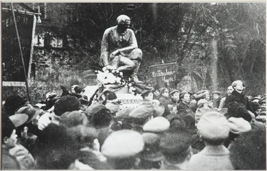 Sergei Yesenin vid invigningen av Koltsov Razin-monumentet, 1918