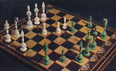 Schackpjäser och schackbräde i elfenben från 1600-talet, 1948