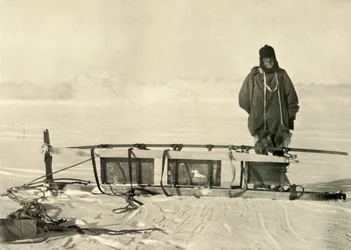 Shackleton står vid Broken Southern Sledge, c1908, 1909.