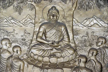 Shakyamuni Buddha predikar predikan - lagens hjul - för sina fem lärjungar. Ho Chi Minh City. Vietnam