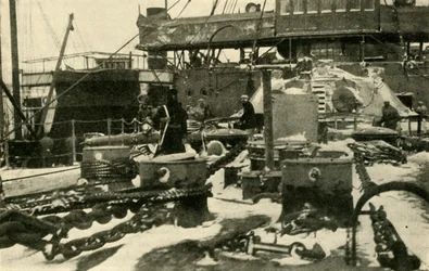Fartyg som levererar kol under frysta förhållanden, första världskriget, 1914, c1920.