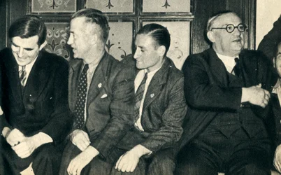Skeppskamrater i land. John G. Winant, Ernest Bevin, med sjömän, 1942