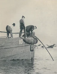 Shore End av en undervattenskabel läggs vanligtvis från en tändare, 1937