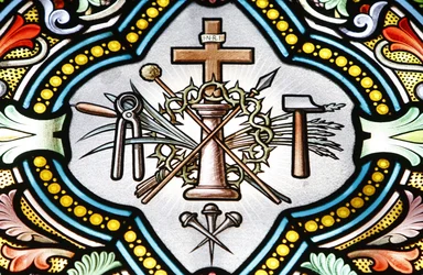 Vår Fru av la Salettes helgedom Kristna symboler i målat glasfönster, La Salette, Frankrike