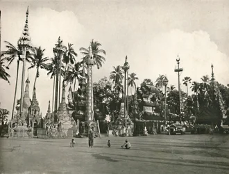 Helgedomar vid Shwedagon Pagoda, Yangon, 1900.