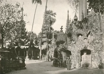 Helgedomar vid Shwedagon Pagoda, Yangon, 1900.