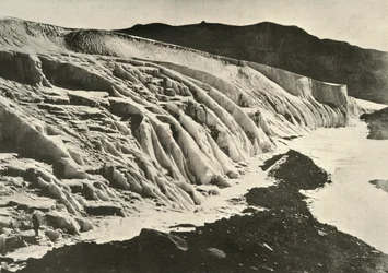 Sidan av Ferrar-glaciären. Figur av mannen i nedre vänstra hörnet, c1908, 1909.