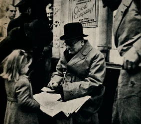 Signerar autografer i Nordlandet, c1945.