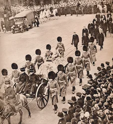 Enkel majestät: King Georges kista, täckt av Royal Standard, 1936