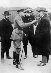 Sir Douglas Haig betonar en punkt vid fronten, Frankrike, första världskriget, 1916-1918, c1920