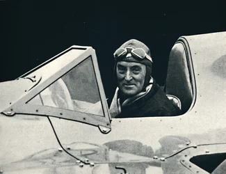 Sir Malcolm Campbell vid ratten av Bluebird, 1937