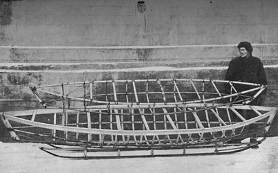 Skelett o kajak för enmansbambu och dubbelkajak, liggande på en handsläde, 1894, 1897