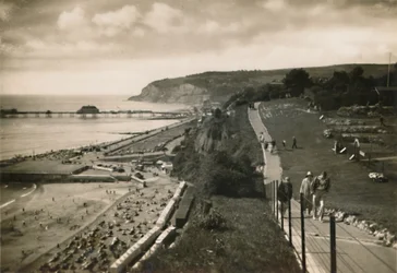 Small Hope Bay och Shanklin Pier, I.W., från Cliff Walk, c1920.