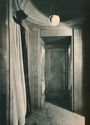 Liten vestibul med skåp i White Sycamore, c1925