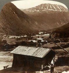 Snöiga höjder av berget Gausta 6180 ft, ovanför tysta hem i Maan Valley, Norge, c1905.