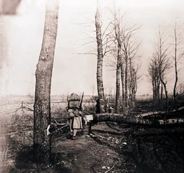 Soldat med pack på ryggen, c1914-c1918