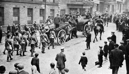 Soldater som konvojerar kolvagnar under strejken, Sheffield, c1920