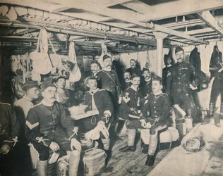 Soldater i en hytt av en transport, c1900.