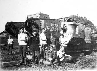 Soldater från volontärarmén före stridsvagnen General Drozdovsky, 1919.