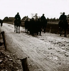 Soldater på en väg, c1914-c1918