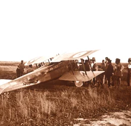 Soldater som omger biplan, Somme, norra Frankrike, c1914-c1918