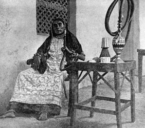 Somalisk kvinna röker vattenpipa, Aden, 1922